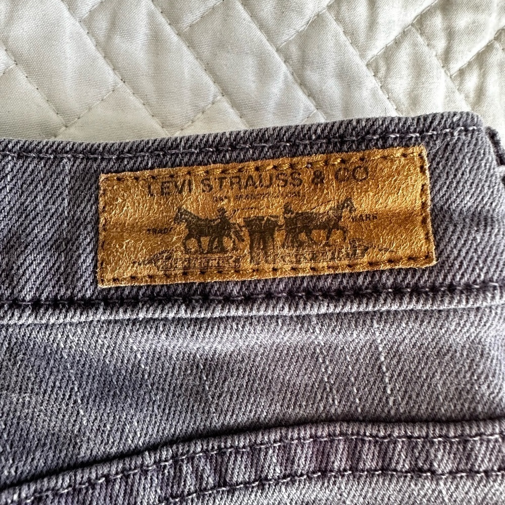 LEVI'S DISTRESSED BOYFRIEND JEANS - Women's 6 Medium (Purple) - Picture 7 of 7